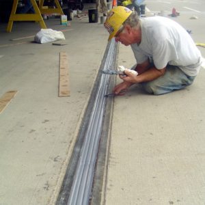 DSM SYSTEM Installation in Metal · Sika Emseal